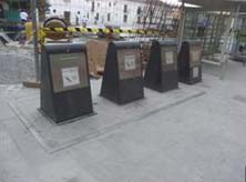 Contenedores soterrados recién instalados en la plaza principal de Santa Fe (8 ejemplares)